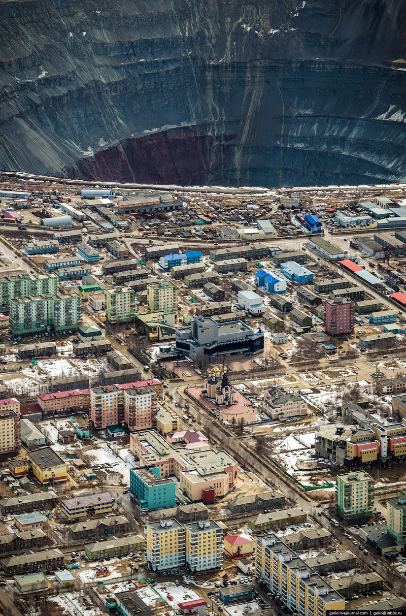 Illustration for article titled The Nearly Mile-Wide Diamond Mine That Helped Build the Soviet Union